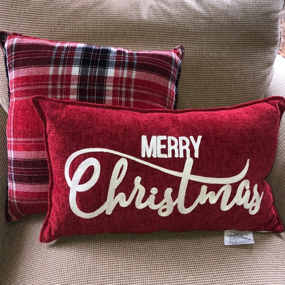 NEW. MERRY CHRISTMAS SET OF 2 PILLOWS. - Picture 1 of 6